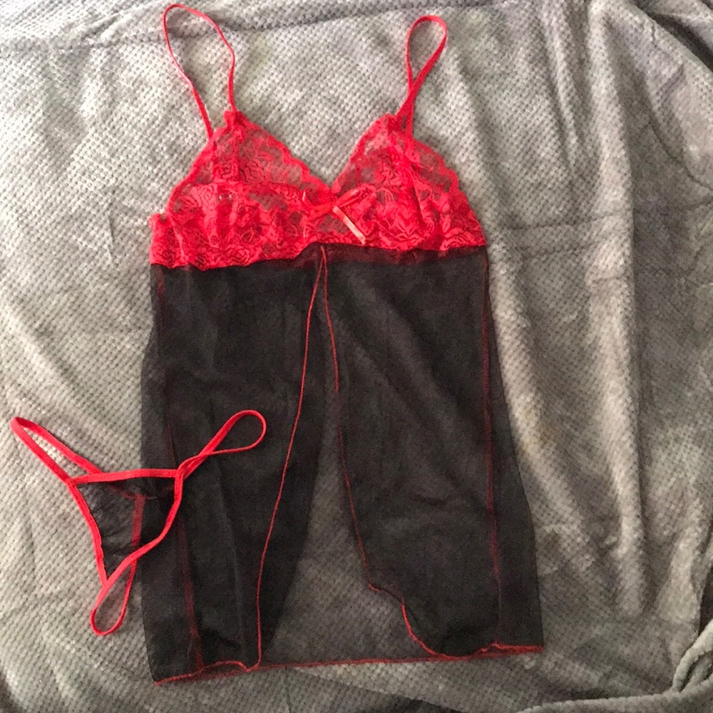 💚 $5 Black and Red Chemise with matching Thong